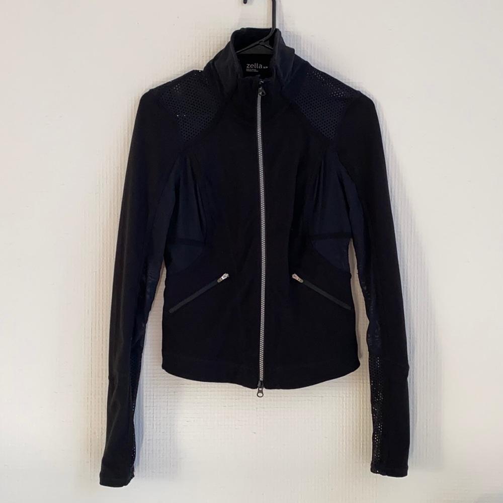 Women’s Black Zella Zip Althleisure Jacket. Lightweight. Venting. Thumb holes.
